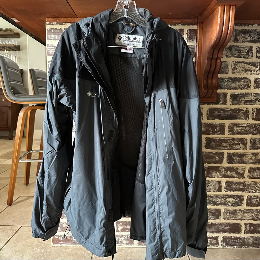 Columbia Grey Omni Tech Rain Jacket. Size XL.